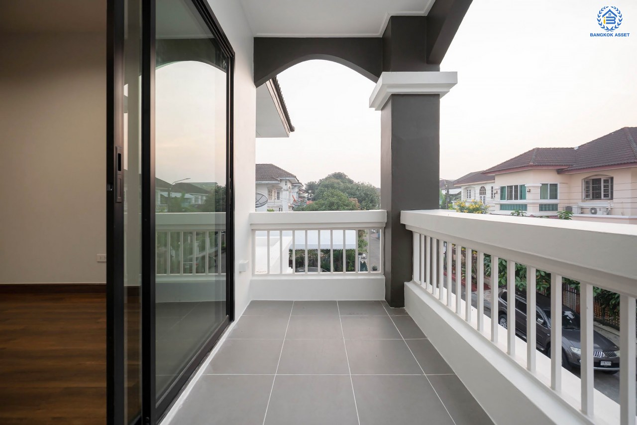 บ้านมือสองตกแต่งใหม่ ม.วรารมย์ เพชรเกษม81 แบรนด์ Q.House รองรับทุกความสุข เนื้อที่ 54 ตร.ว. ฟังก์ชัน 3 ห้องนอน 2 ห้องน้ำ 1 ห้องอเนกประสงค์ จอดรถได้ 1 คัน บนทำเลใกล้ The Mall บางแค และเชื่อมต่อ ถ.พุทธมณฑลสาย4 และ ถ.กาญจนาฯ